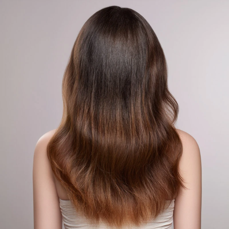 Después de usar productos capilares Latinoil: cabello hidratado y manejable Cabello suave, brillante y sin frizz visto desde la parte trasera, después de usar productos Latinoil.