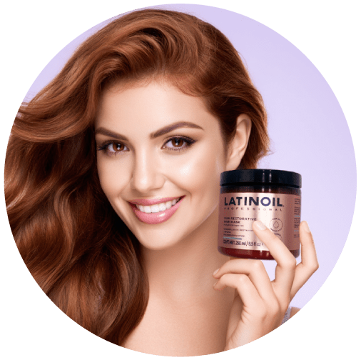 Chia Restorative Hair Mask de Latinoil: hidratación y reparación profunda para cabello dañado Mujer pelirroja con cabello brillante sosteniendo la Chia Restorative Hair Mask de Latinoil sobre fondo lila.
